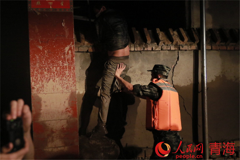 武警青?？傟犖鲗幹ш牴俦岆U救援。孟令彬攝