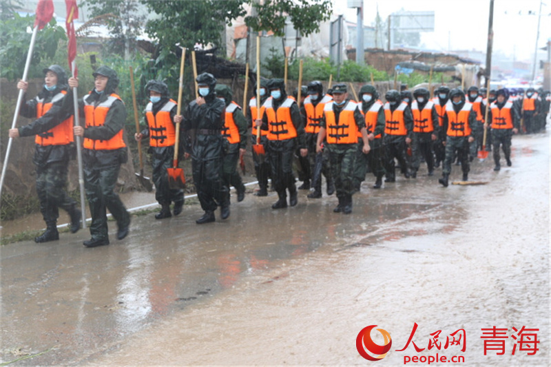 武警青海總隊西寧支隊官兵全力搶險救援。孟令彬攝