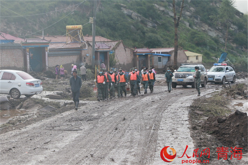 武警青?？傟犖鲗幹ш牴俦岆U救援。孟令彬攝
