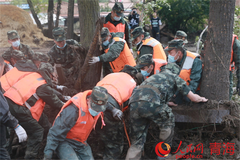武警青?？傟犖鲗幹ш牴俦鲈s赴災(zāi)區(qū)。羅科攝