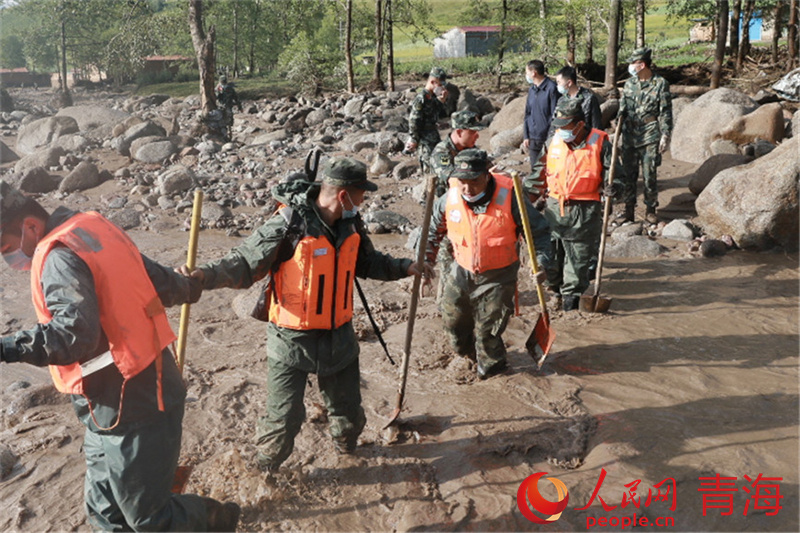 武警青?？傟犖鲗幹ш牴俦鲈Φ诌_(dá)災(zāi)區(qū)。羅科攝