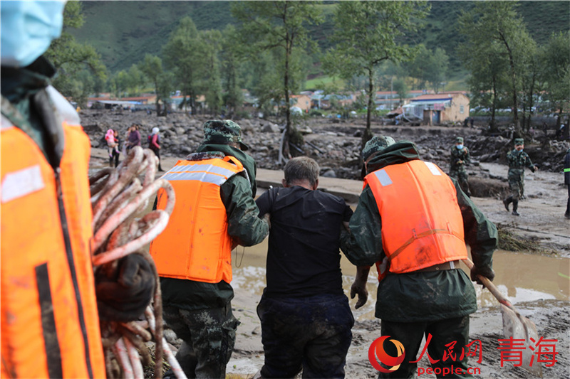 武警青?？傟犖鲗幹ш牴俦岆U救援。羅科攝