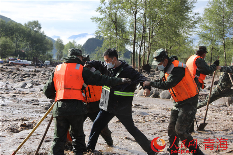 武警青海總隊西寧支隊官兵轉(zhuǎn)移受災(zāi)群眾。羅科攝