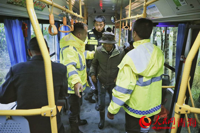 救援人員正在轉移安置群眾。人民網 張皓芃攝