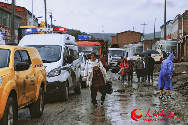 群眾正在向安置點轉移。人民網 張皓芃攝