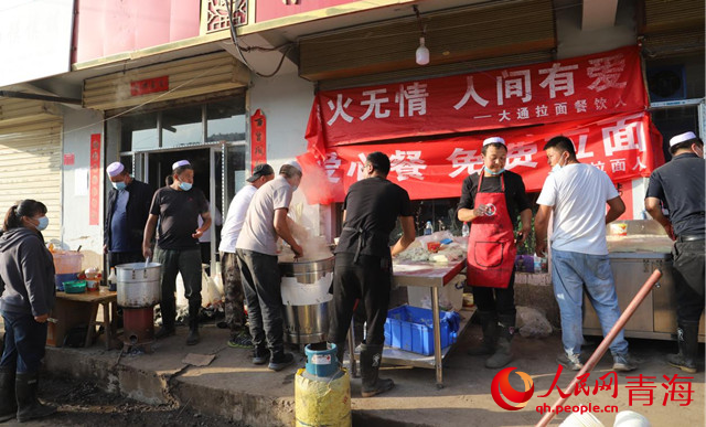 馬伊佳和同伴們的免費(fèi)拉面攤。人民網(wǎng) 甘海瓊攝