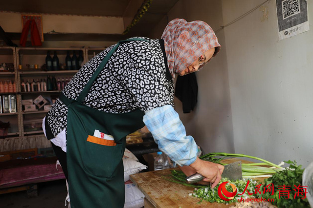 在后廚切菜的羅小萍。人民網(wǎng) 甘海瓊攝