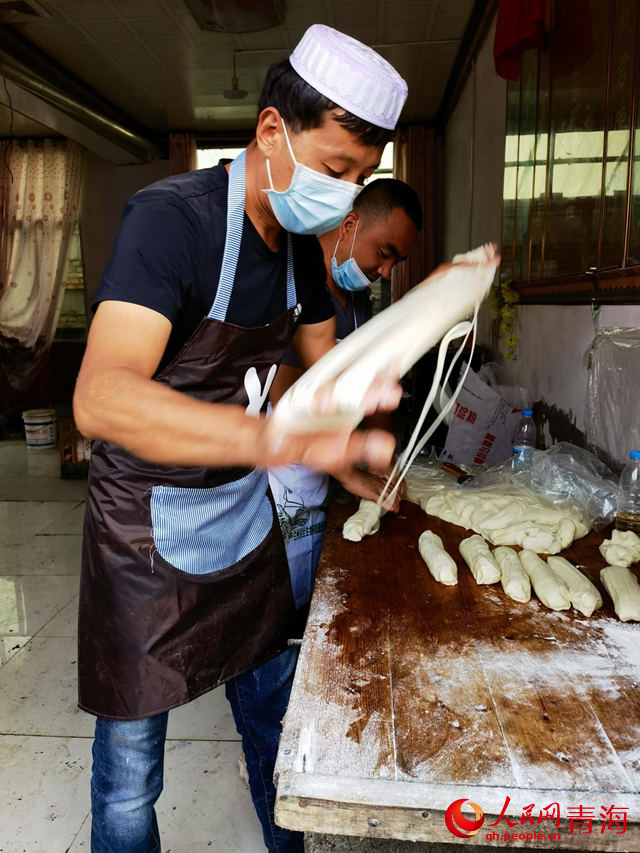 馬玉龍和同伴們的免費(fèi)拉面攤。人民網(wǎng) 馬盛楠攝