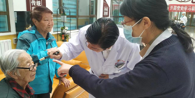 眼科專家對(duì)老人進(jìn)行問(wèn)診。西寧市第二人民醫(yī)院供圖