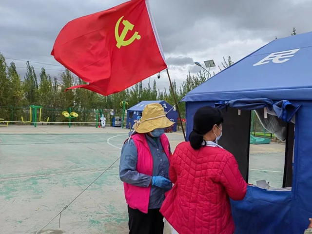 協(xié)助居民做核酸。海西州婦女聯(lián)合會(huì)供圖