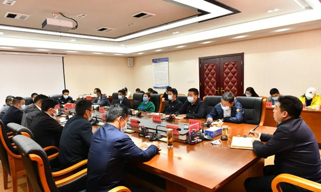 久治縣召開疫情防控處置指揮部會(huì)議。久治縣委宣傳部供圖