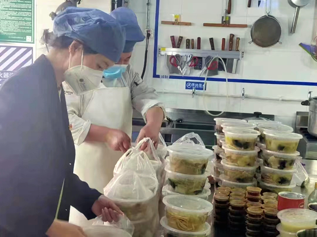 西寧市第三人民醫(yī)院陪檢配送中心工作人員為患者配餐。青海省衛(wèi)生健康委員會供圖