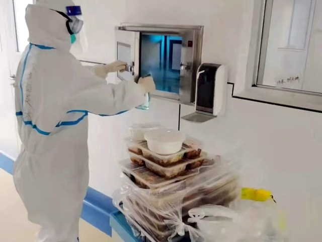 西寧市第三人民醫(yī)院陪檢配送中心工作人員為患者配送餐食。青海省衛(wèi)生健康委員會供圖