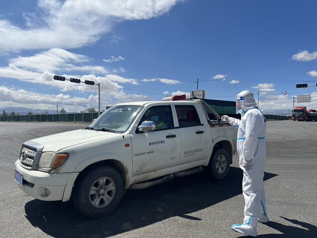 高國偉穿著防護服疏導(dǎo)交通。烏蘭縣委宣傳部供圖