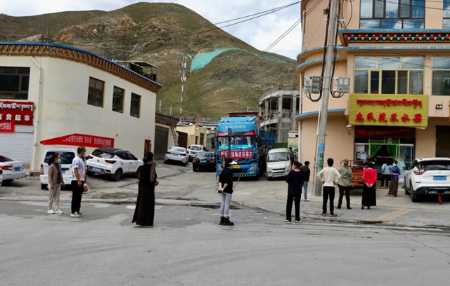 居民有序采購必需品。玉樹州委宣傳部供圖