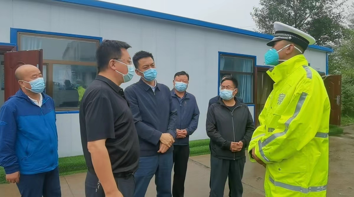 吉輝與疫情防控一線工作人員交談。湟中區(qū)委宣傳部供圖