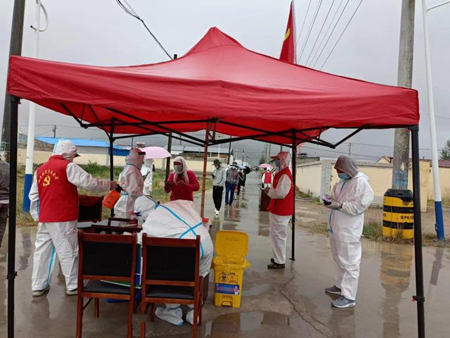 村民排隊做核酸。海西州委組織部供圖