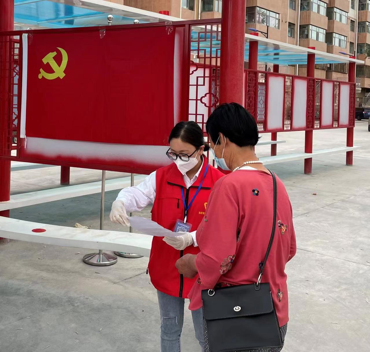 志愿者為村民提供幫助。海西州委組織部供圖