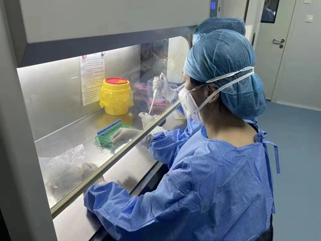 醫(yī)護人員為村民做核酸。海西州委組織部供圖