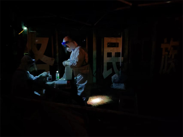 深夜堅守崗位的志愿者。