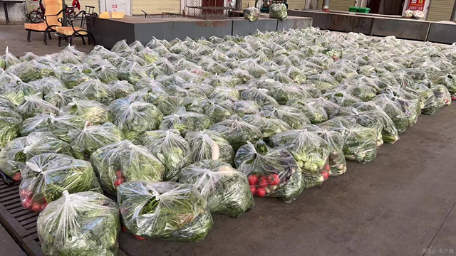 免費蔬菜包籌備及配送現(xiàn)場。格爾木市融媒體中心供圖