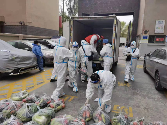 免費蔬菜包籌備及配送現(xiàn)場。格爾木市融媒體中心供圖