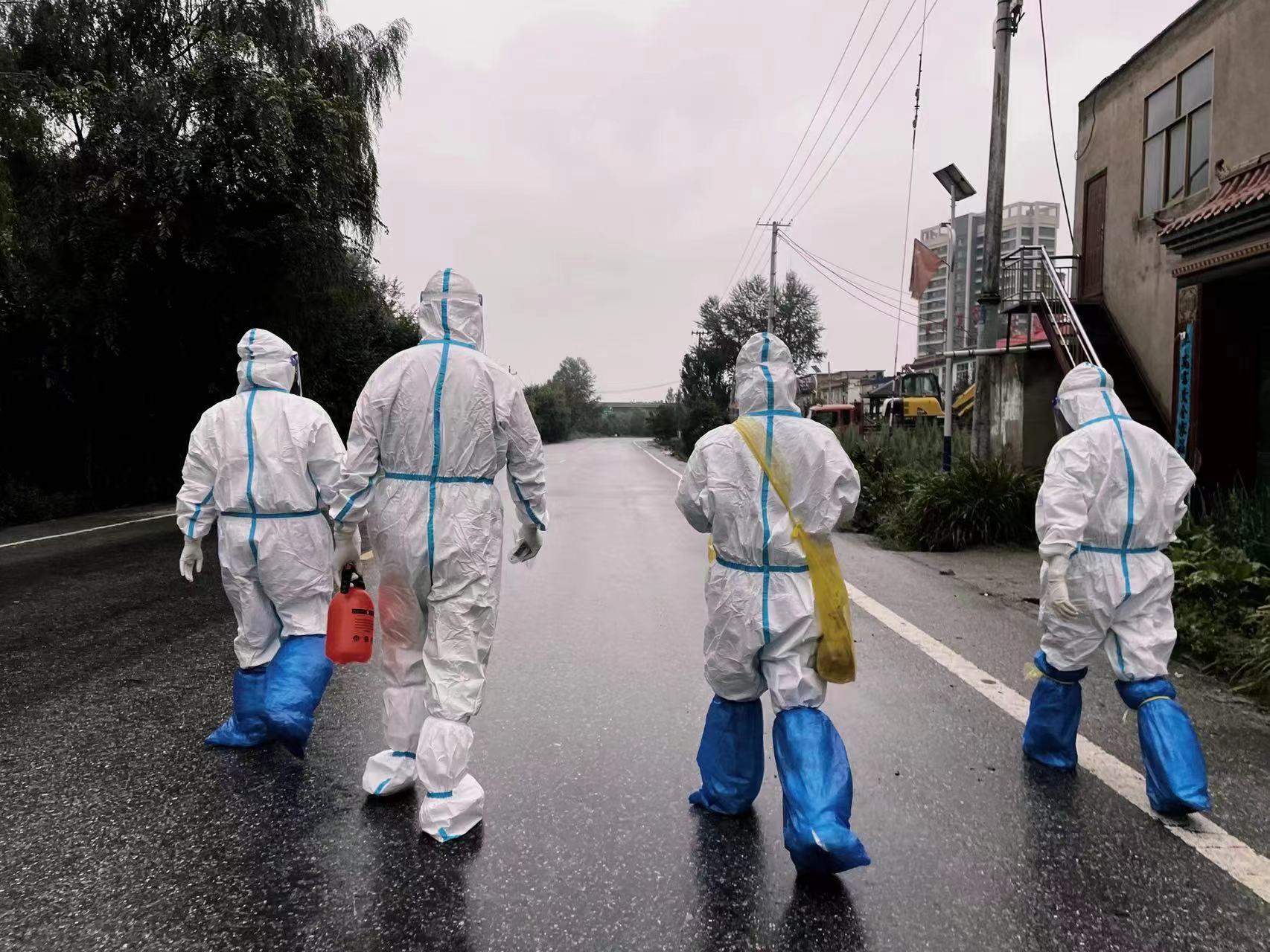 湟中區(qū)衛(wèi)生系統(tǒng)工作人員開展核酸采樣工作。湟中區(qū)委宣傳部供圖