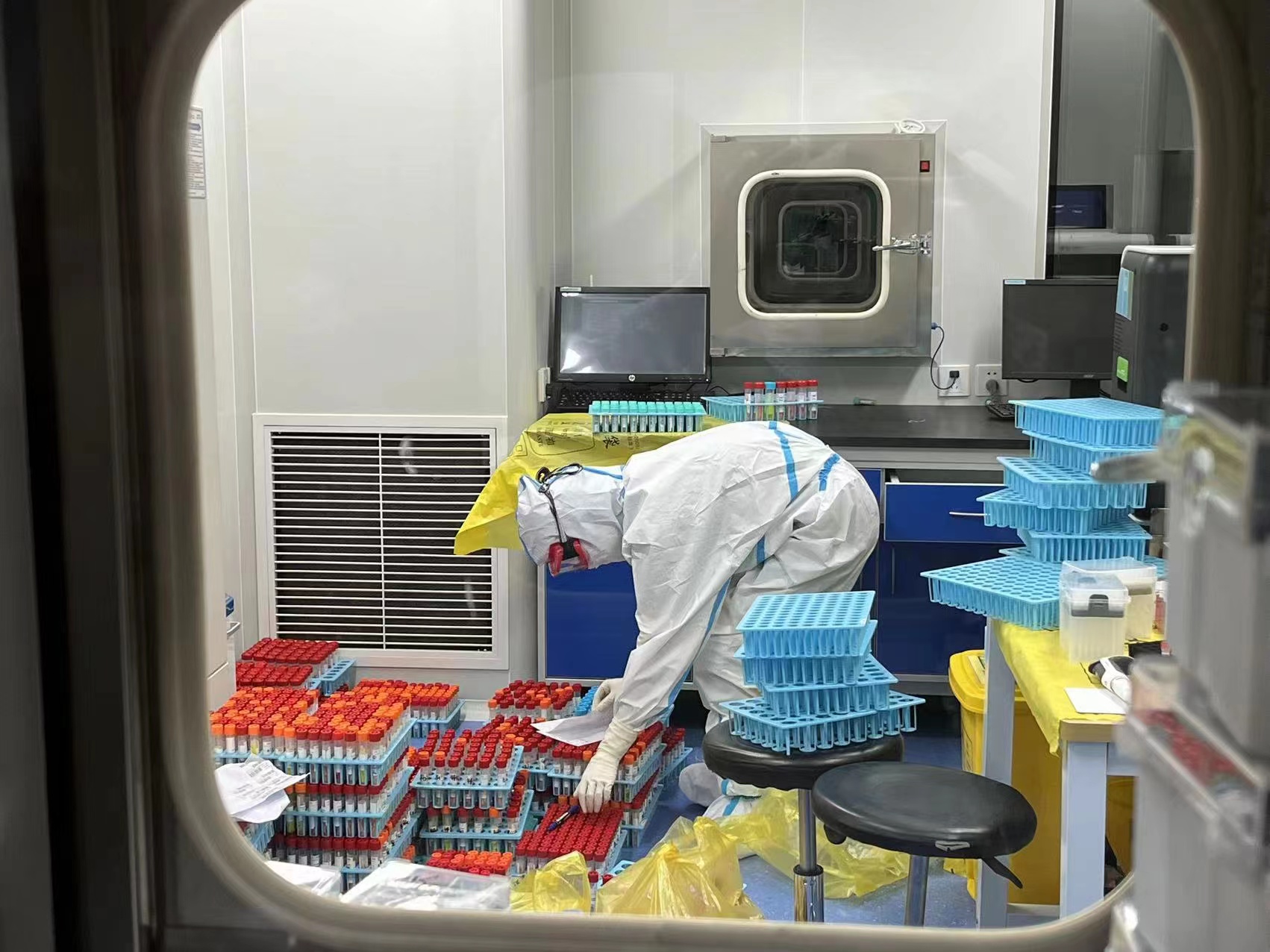 醫(yī)務(wù)人員搶抓時(shí)間開展核酸檢測工作。湟中區(qū)委宣傳部供圖