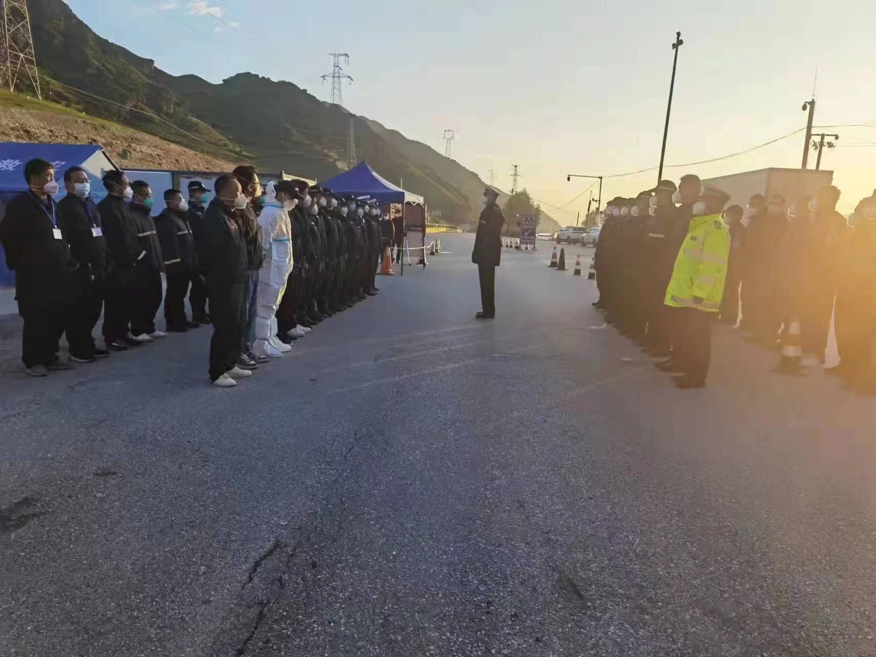 后備應(yīng)急處突隊(duì)員分編成組充實(shí)防控一線。湟中區(qū)委宣傳部供圖