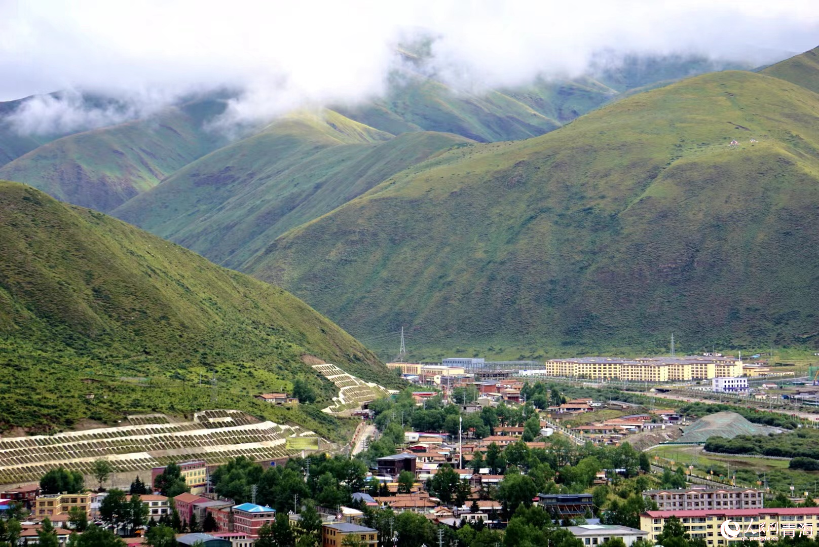 俯瞰班瑪縣城。人民網(wǎng) 況玉攝