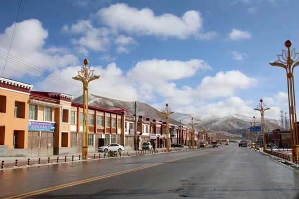 干凈整潔的青珍鄉(xiāng)街道。甘德縣委宣傳部供圖