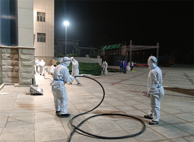 國網(wǎng)海西供電公司工作人員為防疫監(jiān)測點接電。金興芬、祁艷芳攝