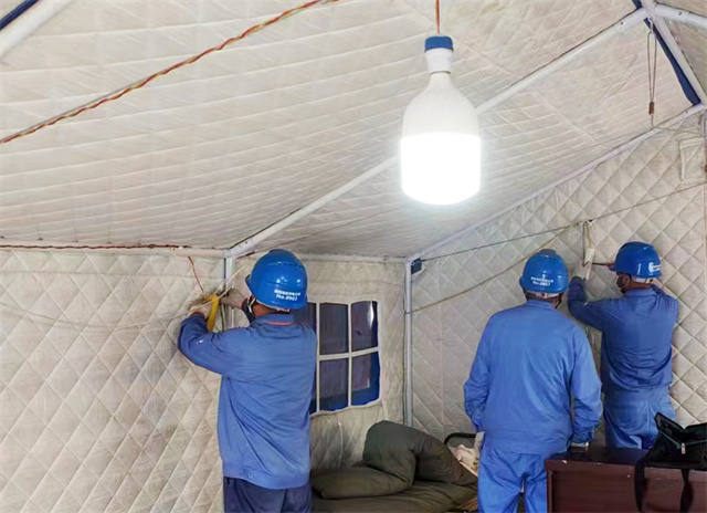 國網(wǎng)海東供電公司為民和縣民小公路蓮花臺疫情防控點通電。張磊磊攝