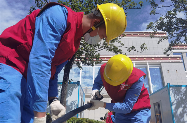 國網(wǎng)西寧供電公司為移動式核酸檢測方艙實驗室接電。劉玉斌攝