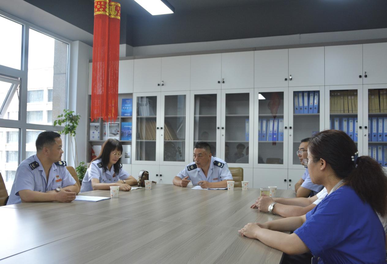 稅務(wù)干部與企業(yè)負(fù)責(zé)人、會(huì)計(jì)開展座談會(huì)。澤仁曲珍攝