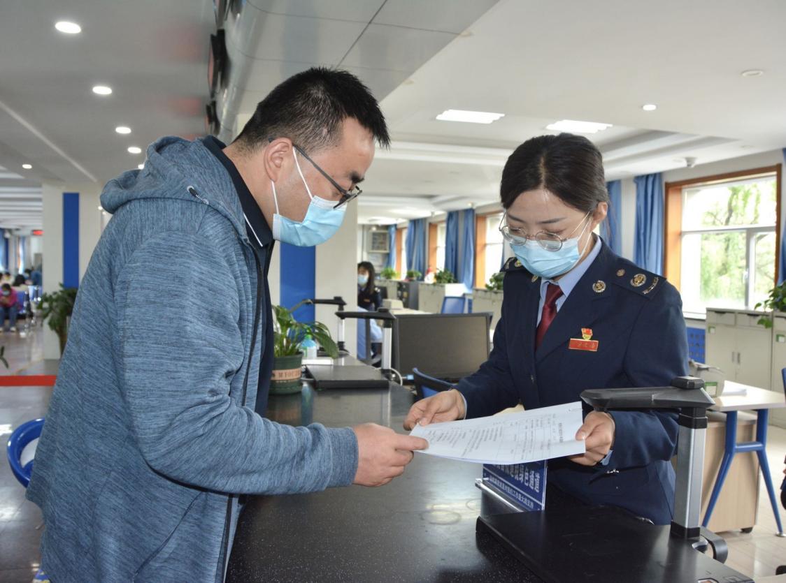 稅務(wù)干部為納稅人辦理涉稅業(yè)務(wù)。澤仁曲珍攝