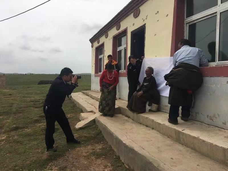 上門拍攝證件照。黃南州委宣傳部供圖