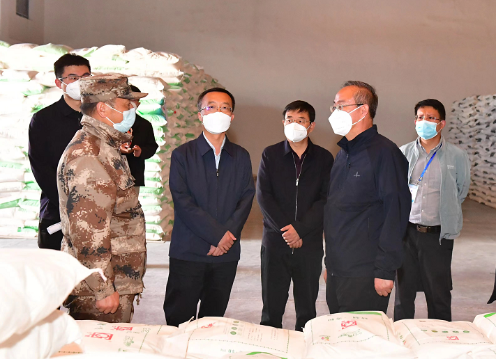 王定邦現(xiàn)場(chǎng)督導(dǎo)疫情防控工作。海西州委宣傳部供圖