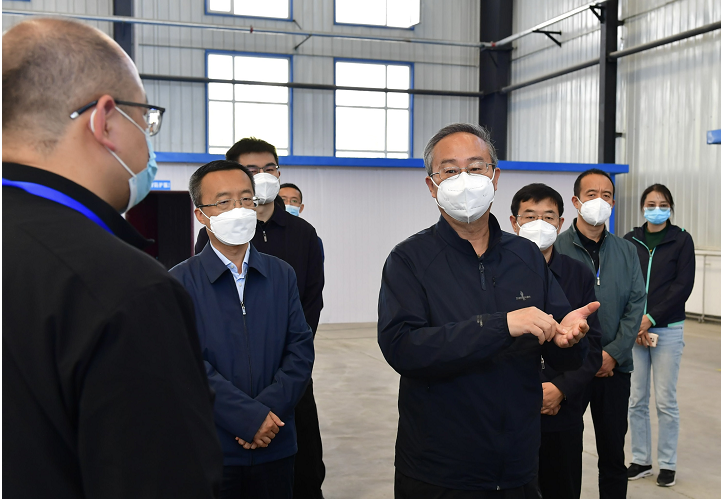 王定邦現(xiàn)場(chǎng)督導(dǎo)疫情防控工作。海西州委宣傳部供圖