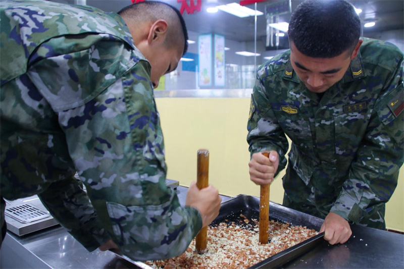 戰(zhàn)士們制作月餅餡。劉進(jìn)峰攝