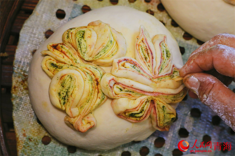 月餅上的“面花花”。人民網(wǎng) 張皓芃攝