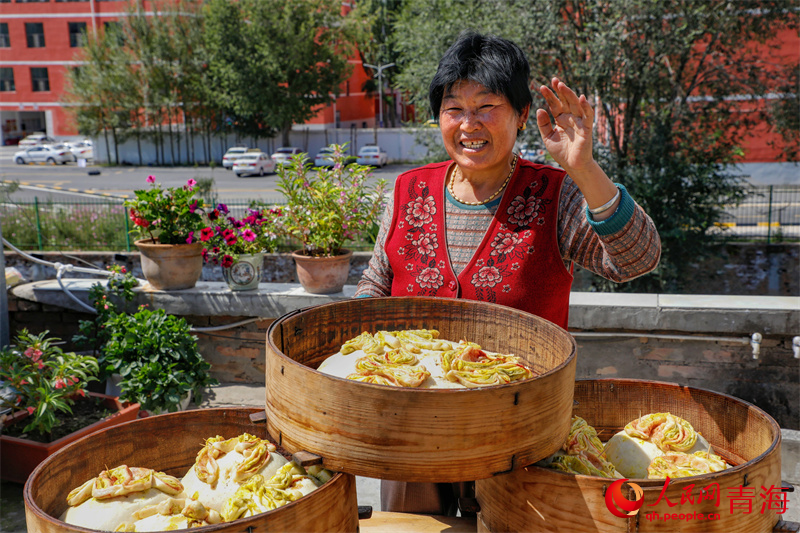村民展示制作好的青海月餅。人民網(wǎng) 張皓芃攝
