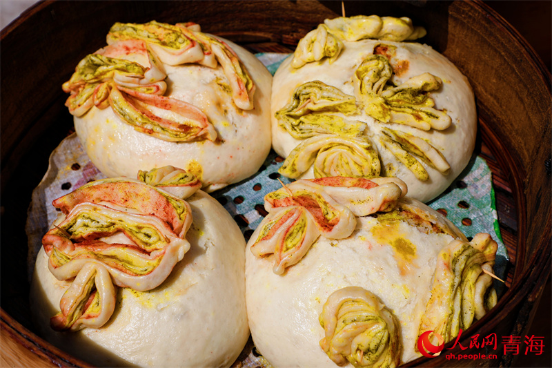 蒸好的月餅。人民網(wǎng) 張皓芃攝