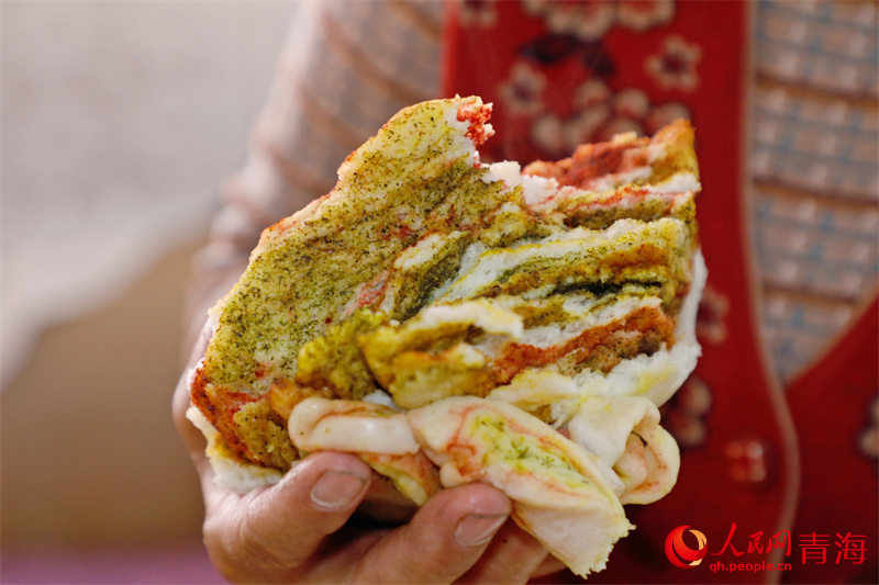 青海月餅里滿滿的餡料。人民網(wǎng) 張皓芃攝