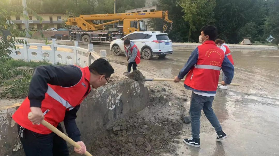 志愿者清理街面。尖扎縣委宣傳部供圖