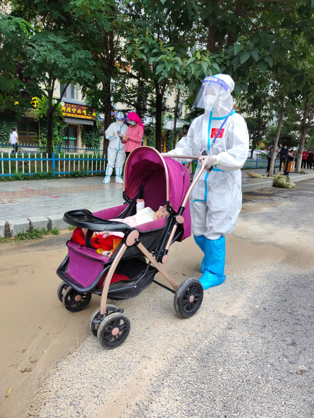 疫情期間為群眾提供暖心幫助。尖扎縣委宣傳部供圖