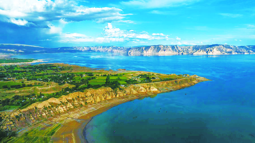  從“網(wǎng)紅”到“長(zhǎng)紅”，不止一步之遙“青青的山，藍(lán)藍(lán)的海，高天上流云映花開(kāi)，遙遠(yuǎn)的青海，遙遠(yuǎn)的青海，踏著牧歌向你我走來(lái)……”今天的青海，已經(jīng)成為不少人心生向往的“詩(shī)和遠(yuǎn)方”。