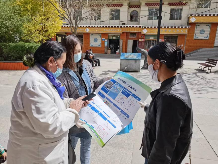 工作人員向群眾宣傳醫(yī)保政策。尖扎縣醫(yī)療保障局供圖