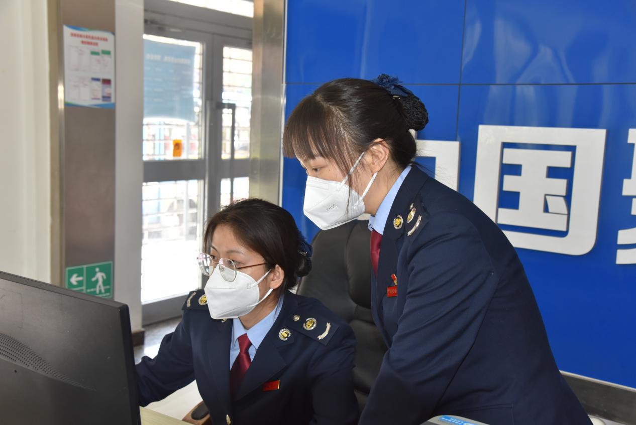 稅務(wù)人員通過電子稅務(wù)局審批緩稅申請。安迎春攝