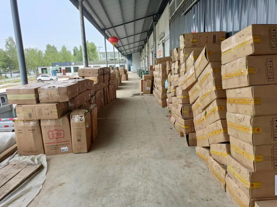 已被裝箱的玉拉村蔬菜。曹有明攝